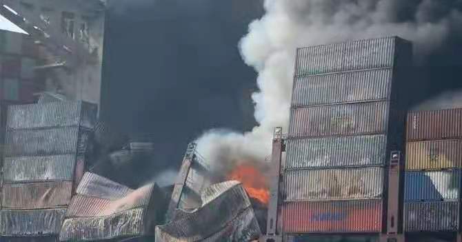 一艘載滿中國貨物集裝船突發(fā)火災(zāi)