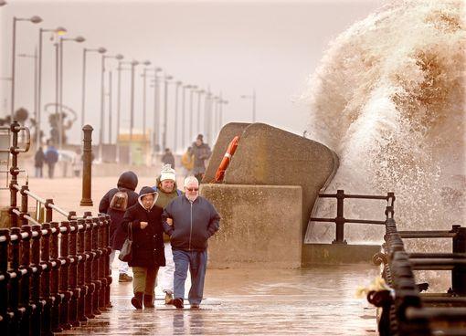 需注意！歐洲多國(guó)遭強(qiáng)風(fēng)暴襲擊，港口關(guān)閉，航班停止運(yùn)營(yíng)