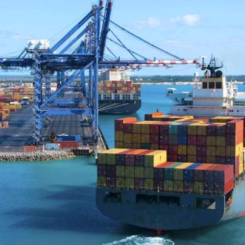 國(guó)際海運(yùn)集裝箱貨船在馬來(lái)西亞沉船